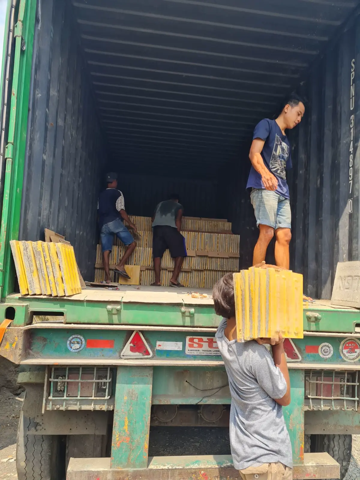 Pengiriman guiding block dalam jumlah besar menggunakan container antar kota