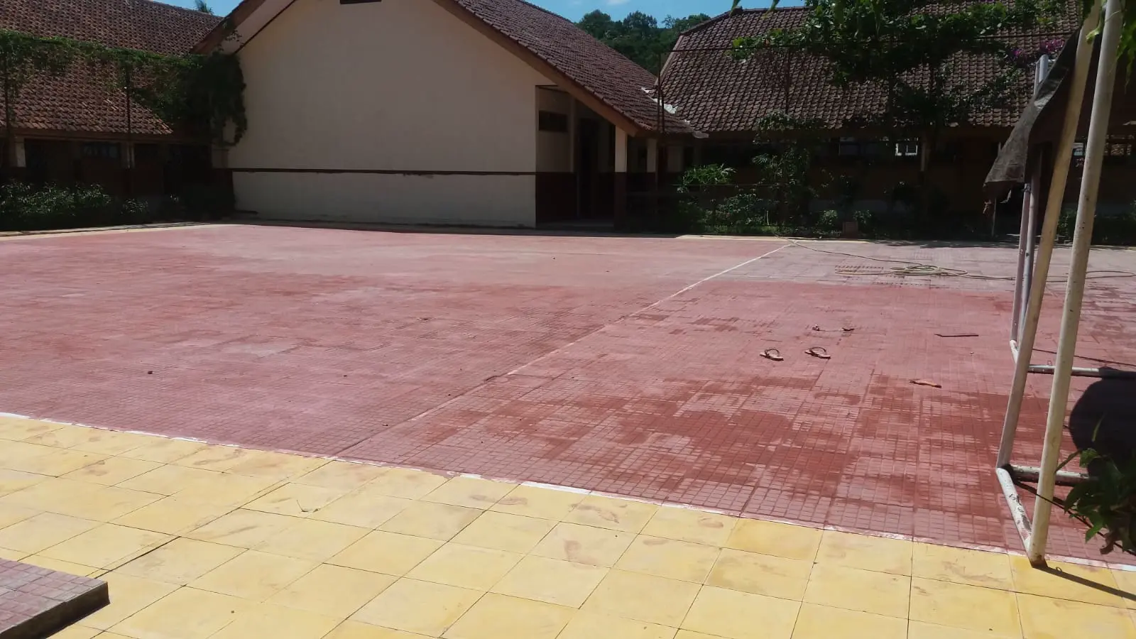 Pemasangan ubin pemandu di lingkungan sekolah untuk mendukung fasilitas ramah disabilitas