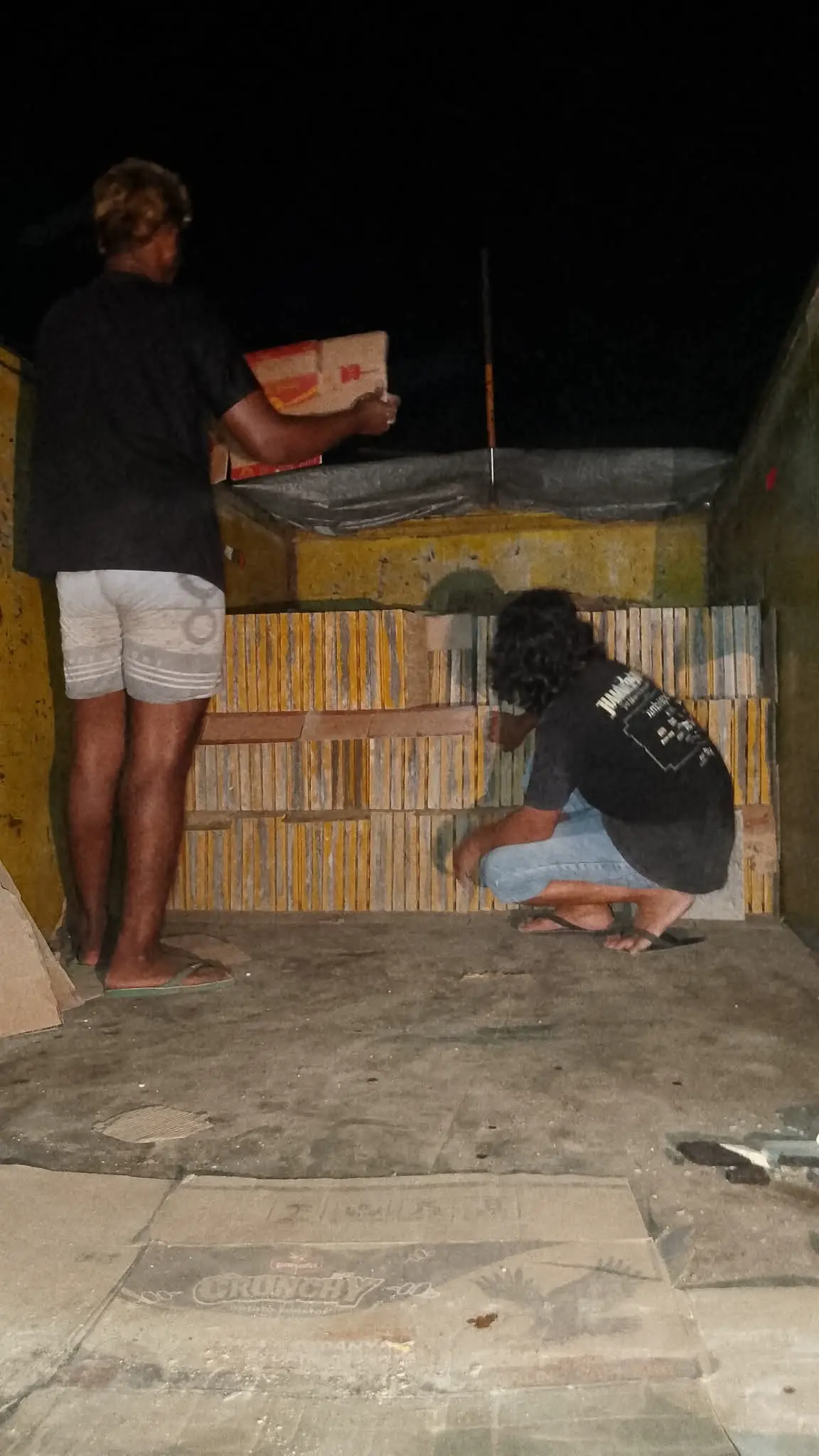Dokumentasi proses pemuatan guiding block ubin ke armada pengiriman pada malam hari
