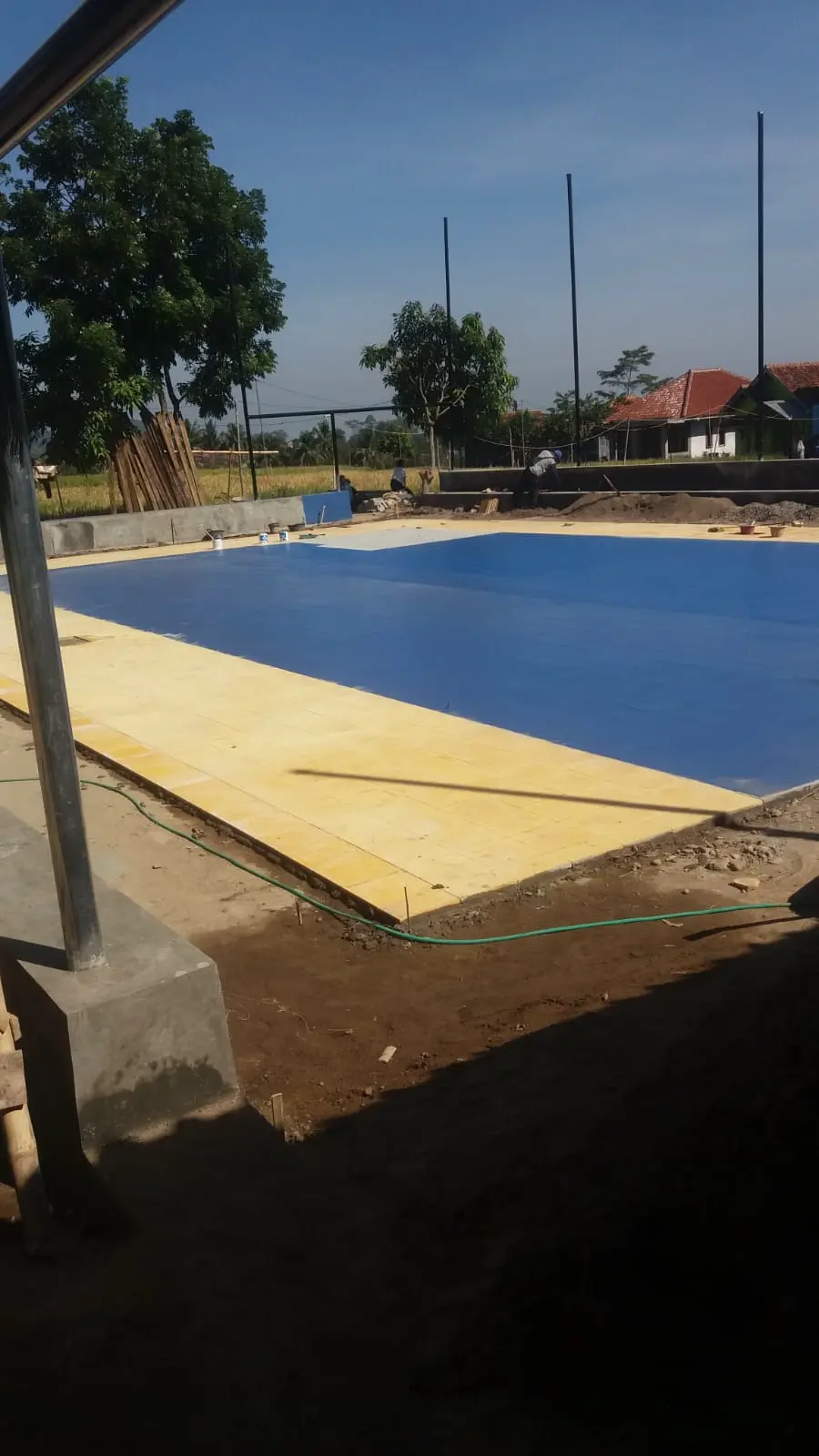 Penggunaan guiding block ubin sebagai pembatas jalur pada proyek lapangan olahraga luar ruangan